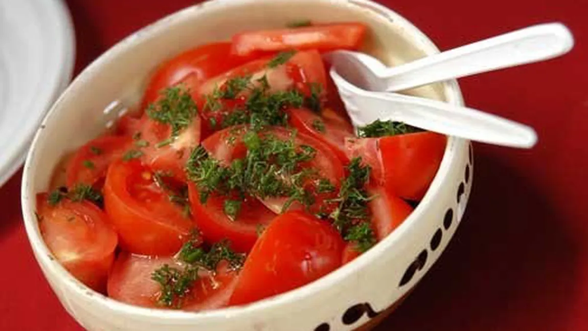 Cum se prepară cea mai bună salată de roşii. Reţeta Radu Anton Roman