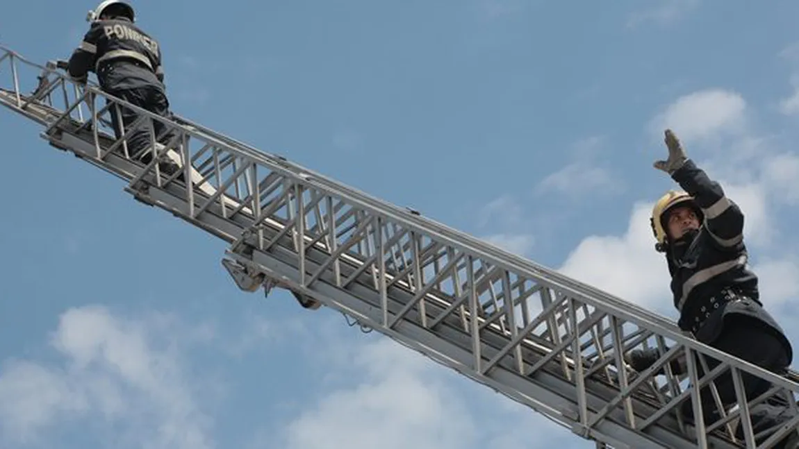 Tentativă de suicid la Satu Mare. O persoană ameninţa că sare de pe un bloc VIDEO