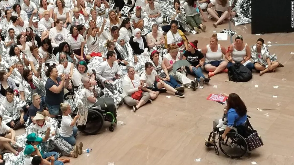 Poliţia Capitoliului a arestat 575 de persoane. Sute de femei au ocupat Senatul american, pentru a protesta faţă de legile ant-migraţie