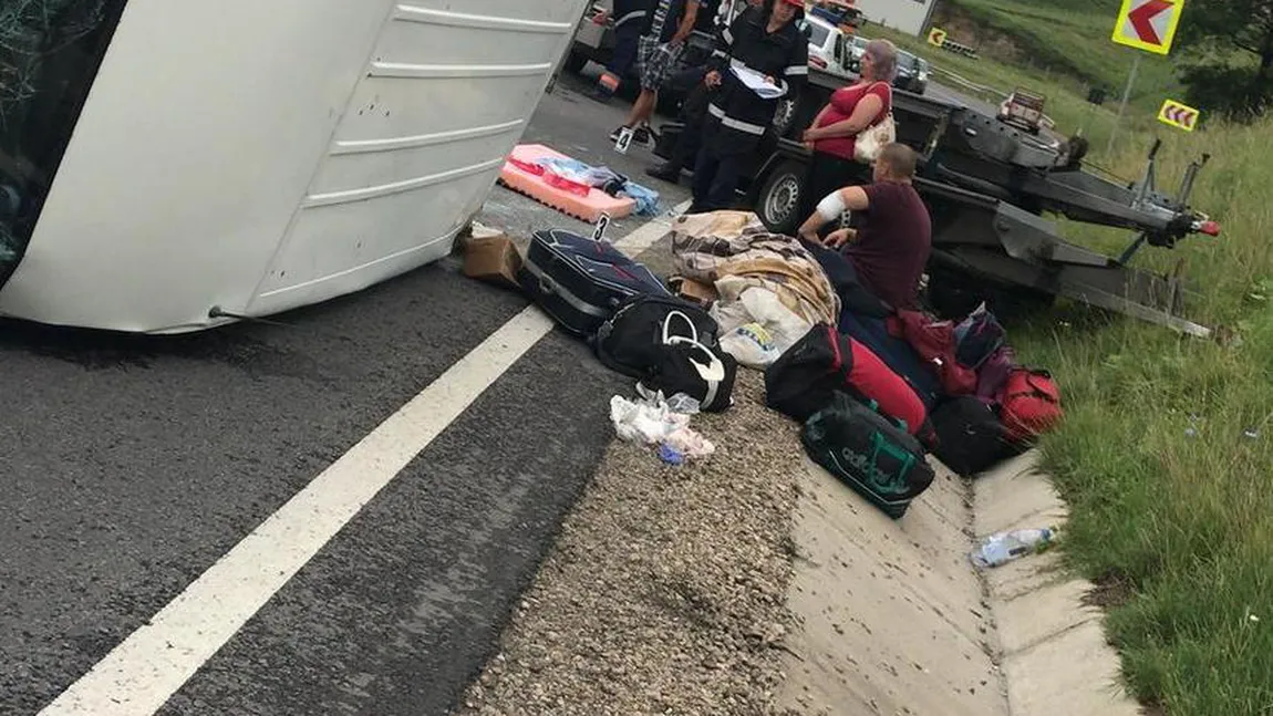 Patru persoane, rănite după ce microbuzul în care se aflau s-a răsturnat pe DN 14