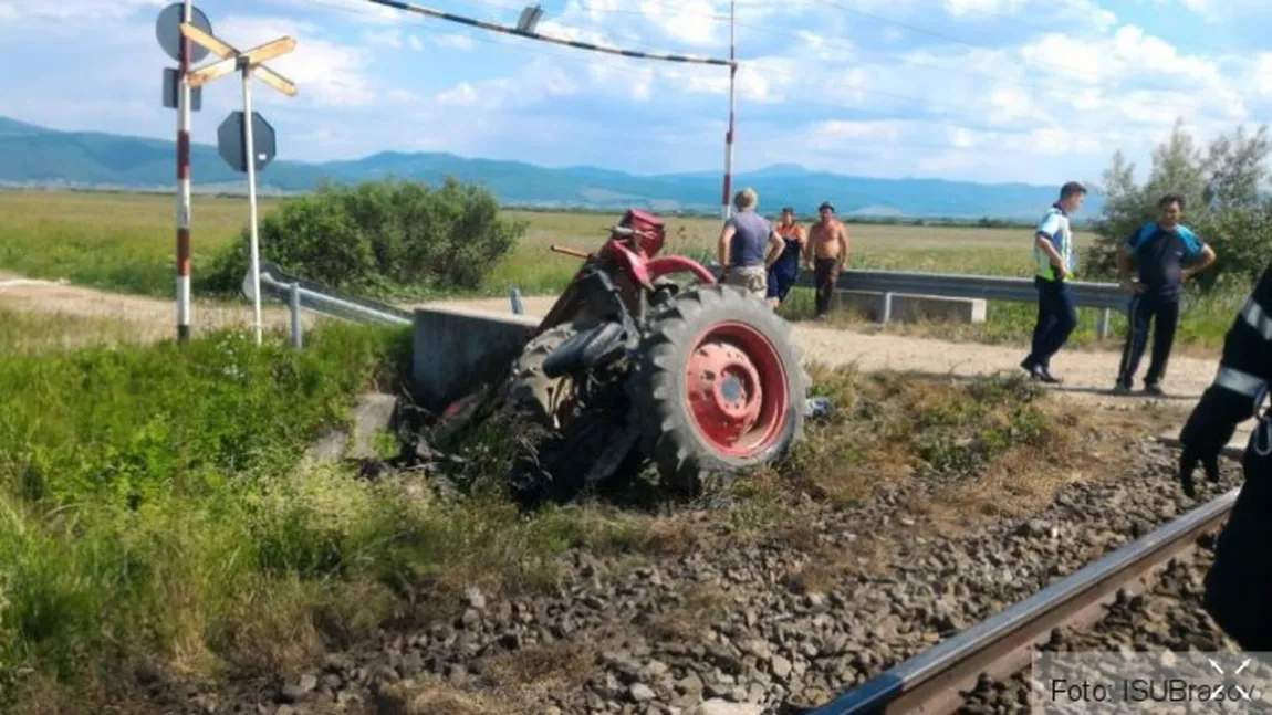 Tractor lovit de TREN în Braşov: O persoană a murit, alta a fost rănită