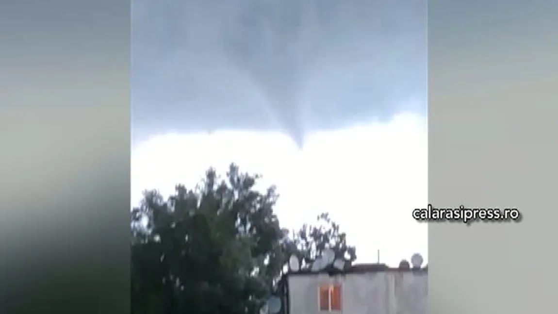 Fenomene extreme în România. Două tornade au fost surprinse în două judeţe VIDEO