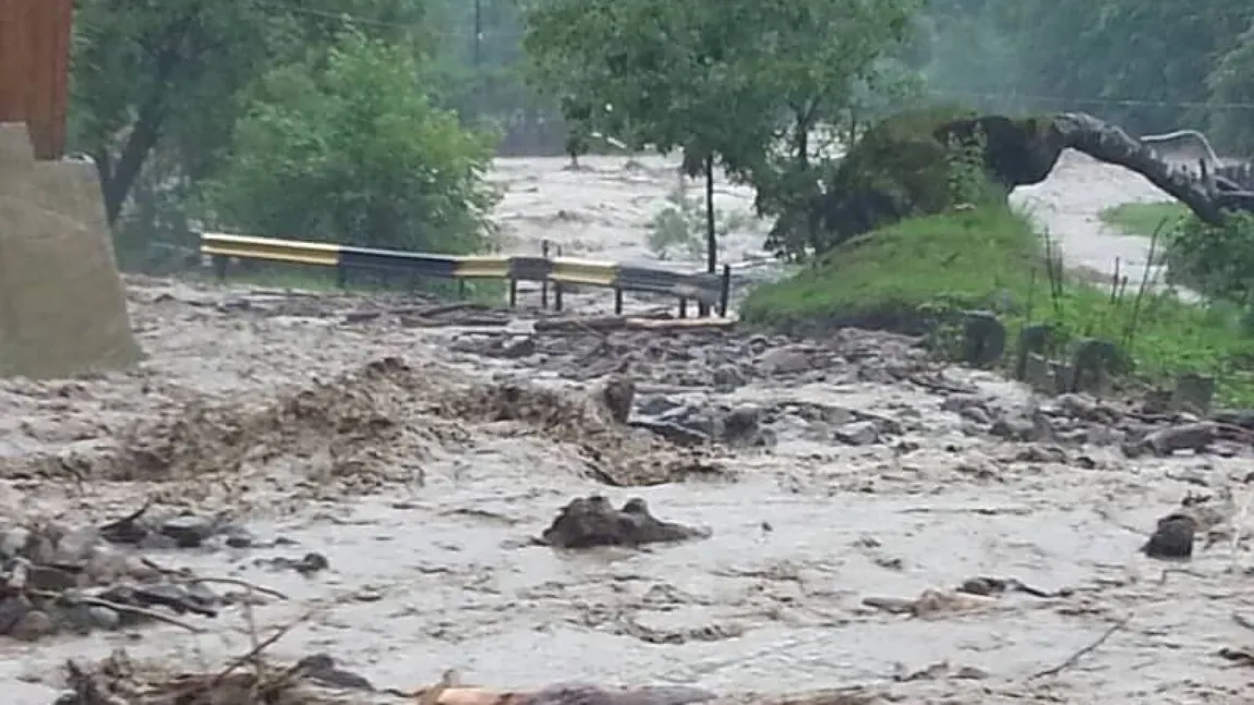 Un bărbat din Suceava a murit înecat, după ce a fost luat de o viitură