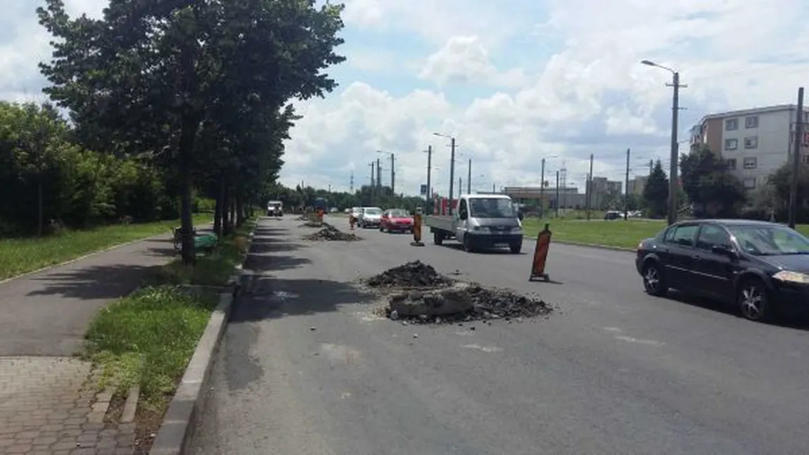 Stradă asfaltată, spartă de muncitori după o săptămână. Imagini revoltătoare ale incompetenţei VIDEO