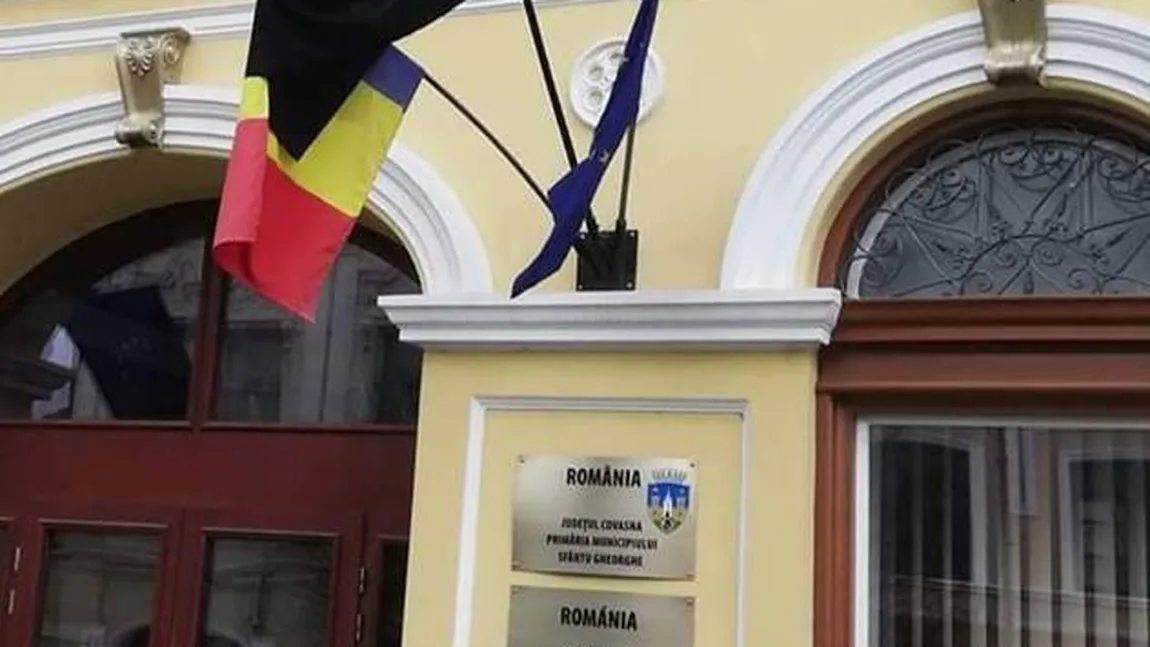 SCANDALOS! Primăria Sfântu Gheorghe a arborat un STEAG NEGRU de Ziua Imnului Naţional