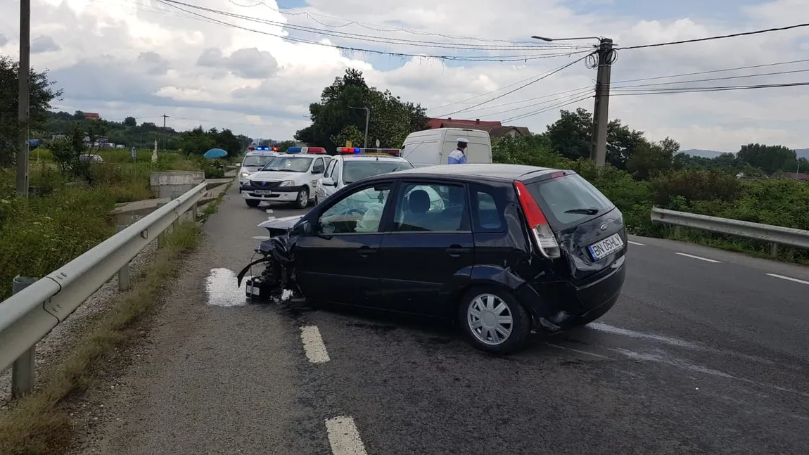 Accident între un microbuz şi două autoturisme, în Bistriţa. Mai multe persoane au fost transportate la spital