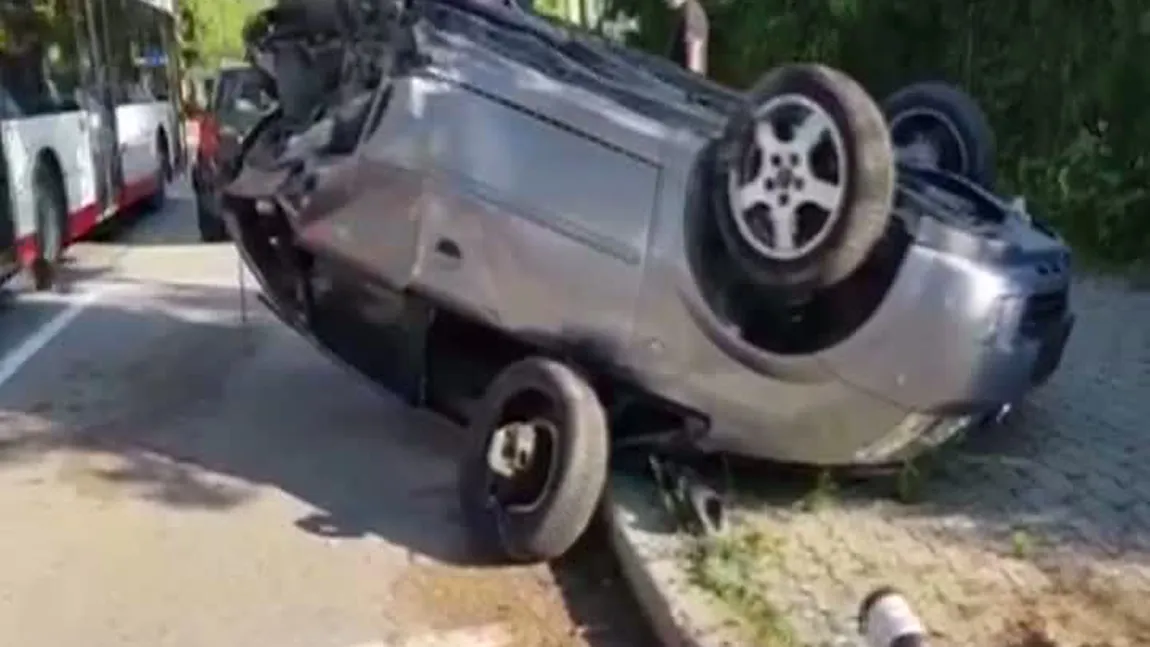 Accident în Piteşti. O maşină s-a răsturnat