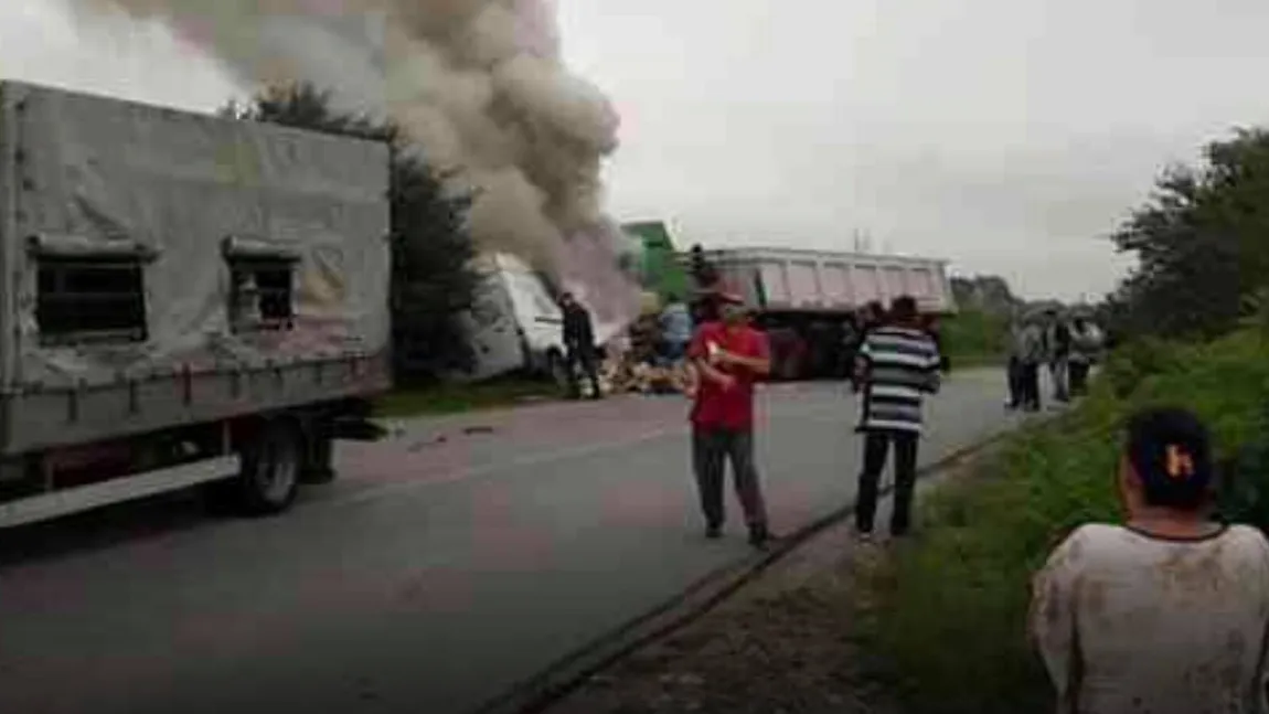 Accident grav în Maramureş. O autoutilitară şi un TIR au luat foc în urma impactului