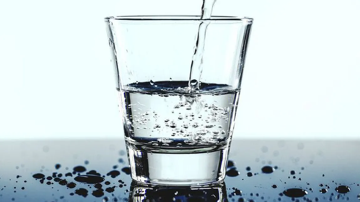 Cât este de sănătos sa bei 2 litri de apă pe zi? Ce spun specialiştii