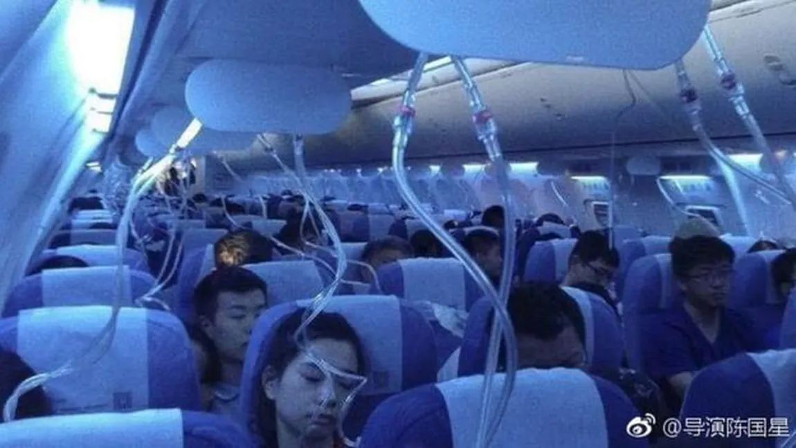 Panică la bordul unui avion de pasageri. Din cauza pilotului care fuma, aeronava a plonjat brusc în gol, 6.500 de metri