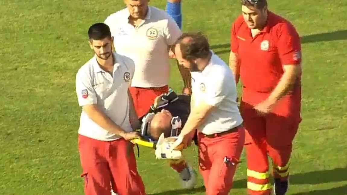 Arbitrul Marius Avram scos cu targă de pe teren, la un meci de Europa League. Ce s-a întâmplat la Budapesta
