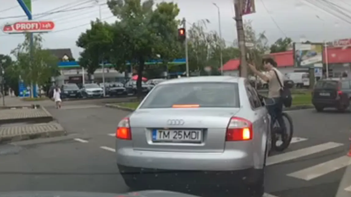 Biciclist urmărit cu maşina pe trotuar, de un şofer nervos. De la ce a pornit totul, scena a fost filmată VIDEO