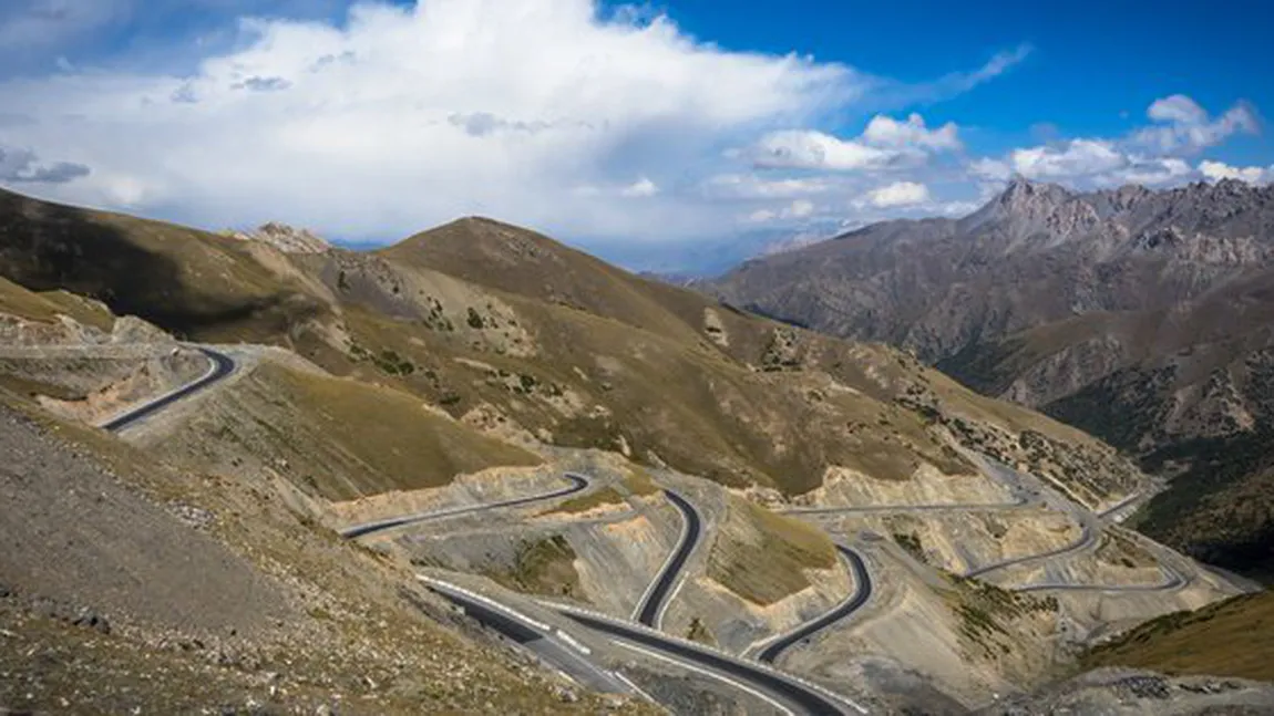 Patru turişti străini, pe biciclete, ucişi în Tadjikistan. După ce au fost loviţi cu maşina au fost înjunghiaţi VIDEO