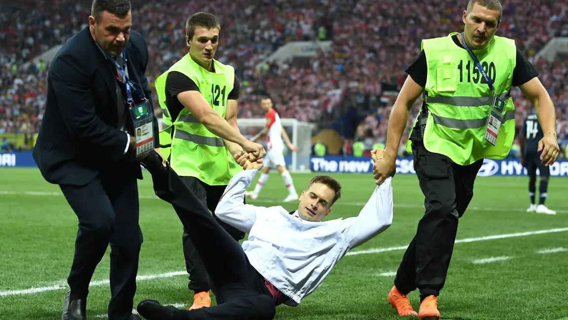 Franţa-Croaţia, finala CM 2018, întreruptă în minutul 52. Patru suporteri au pătruns pe teren, îmbrăcaţi în însoţitori de zbor VIDEO