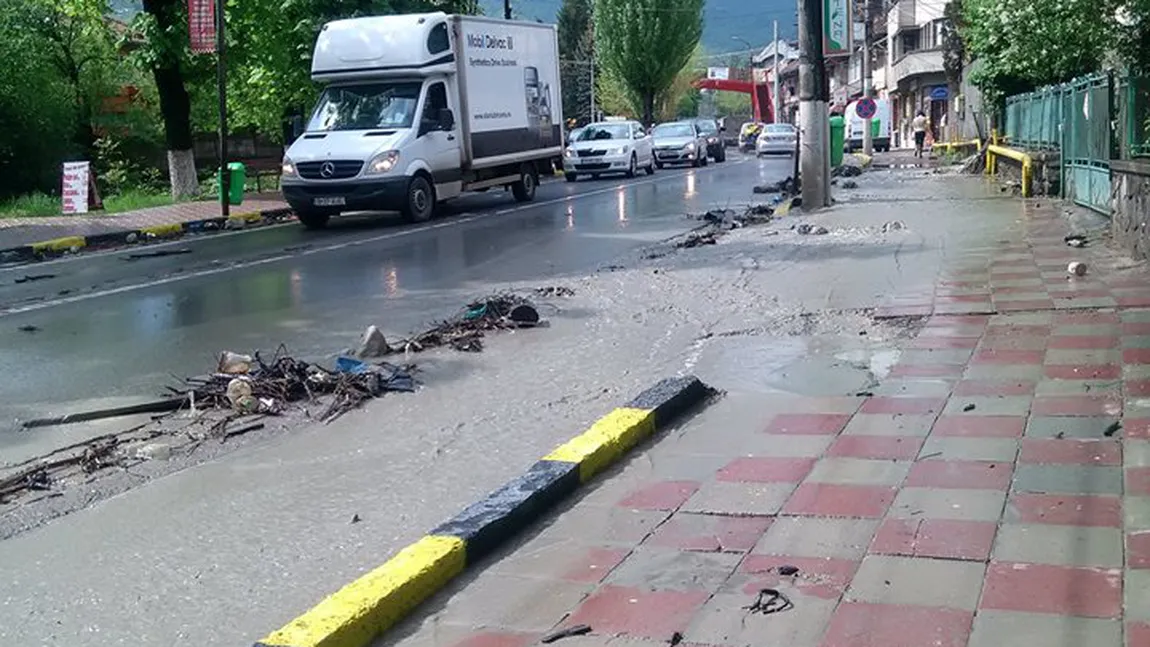 DN 1 inundat la Comarnic. Aglomeraţie între staţiunile de pe Valea Prahovei