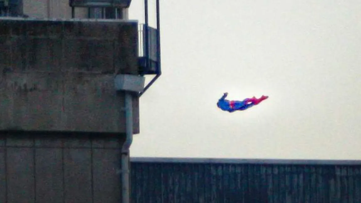 O dronă Superman şi un avion radiotelecomandat au fost zdrobite lângă Lyon