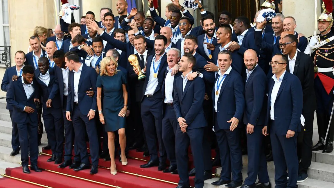 Cum au râs jucătorii Franţei de Messi, în faţa Palatului Elysee. Ce cântec i-a dedicat Paul Pogba VIDEO