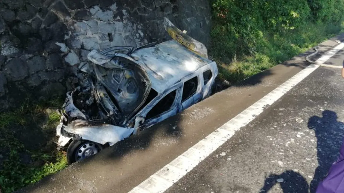 Accident cu cinci răniţi pe DN7, lângă Deva. Un autoturism a luat foc