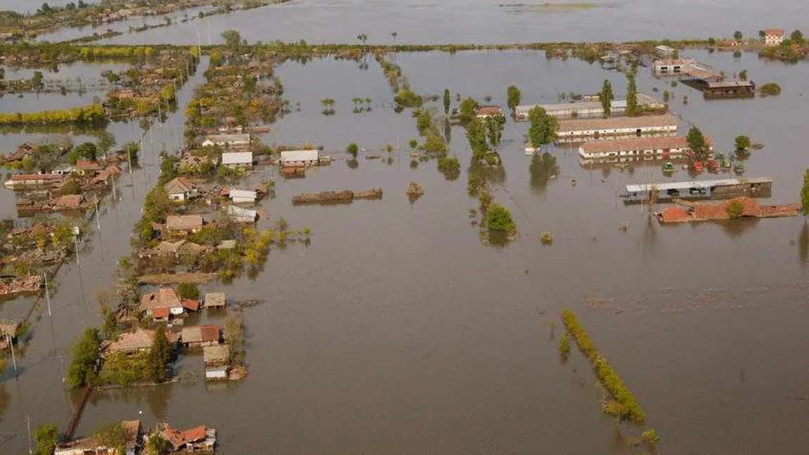 Avertizări de INUNDAŢII pentru râurile din 33 de judeţe, începînd de duminică seara până miercuri