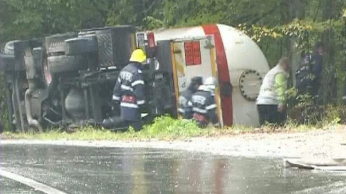 O cisternă încarcată cu kerosen s-a răsturnat pe Autostrada Soarelui. Traficul rutier a fost deviat pe DN3A