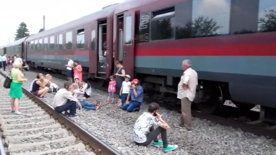 Tren cu elevi blocat în câmp lângă Paşcani