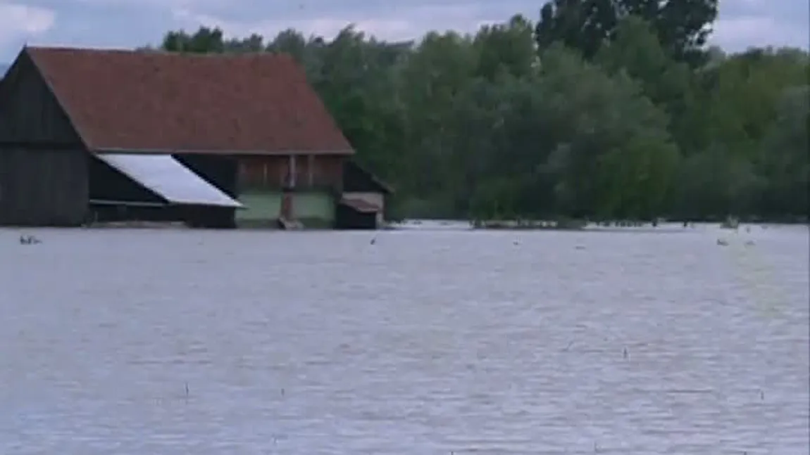 Pericolul de inundaţii continuă. Hidrologii au prelungit avertizările COD PORTOCALIU şi COD GALBEN de inundaţii