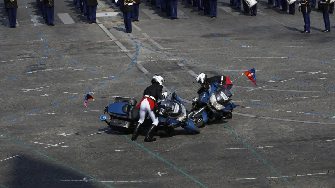 Accident în faţa lui Emmanuel Macron, în Place de la Concorde, de Ziua Franţei. Doi jandarmi s-au ciocnit cu motocicletele VIDEO