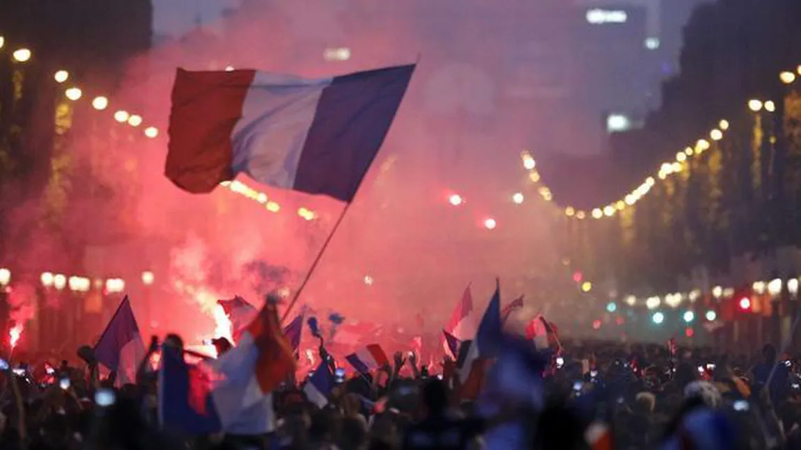 Accident stupid la Parada Victoriei de la Paris. Un suporter s-a aruncat din copac, crezând că va fi prins de ceilalţi fani VIDEO