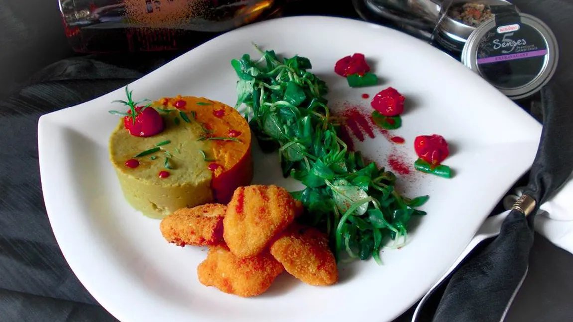 Piure duo de măzare şi morcovi cu nuggets de pui şi salată valeriană