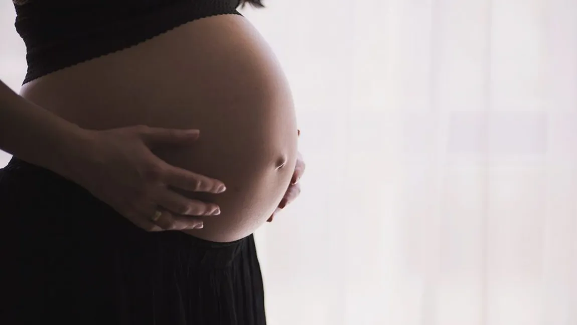 O femeie gravidă plimbată pe jos între două maternităţi a pierdut sarcina