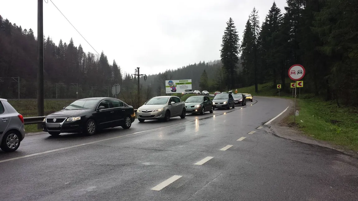 Aglomeraţie pe Valea Prahovei din cauza numărului mare de turişti care se întorc spre Capitală şi a ploii torenţiale