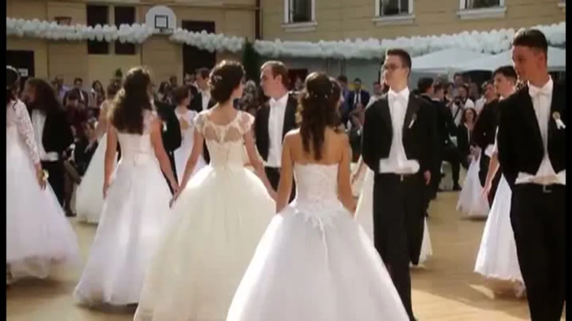 Dansul unor absolvenţi de liceu, viral pe internet VIDEO