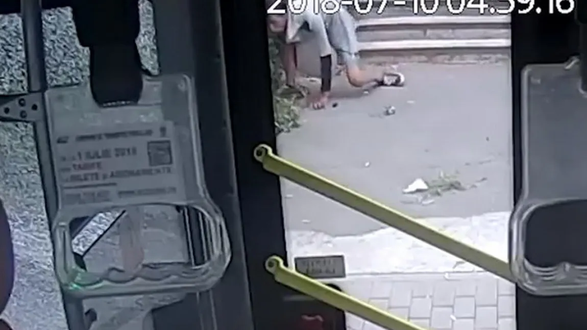Tânărul care a vandalizat un autobuz în Iaşi a fost surprins de camere de supraveghere şi e căutat de Poliţie
