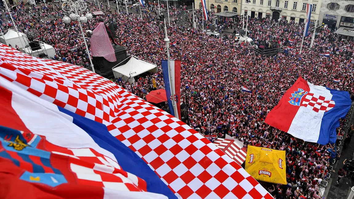 Croaţia, aşteptată de peste 100.000 de fani la întoarcerea în ţară. Nebunie totală la Zagreb LIVE VIDEO