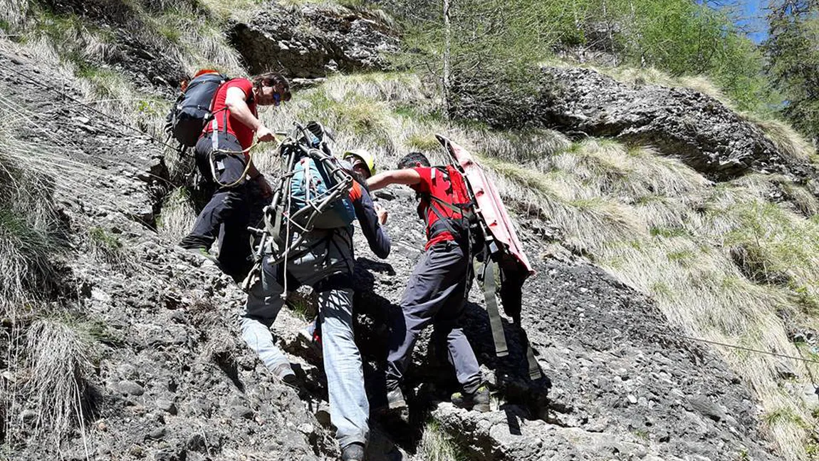 Salvamontiştii din Buşteni au găsit teafără o femeie dispărută joi seara în Munţii Bucegi