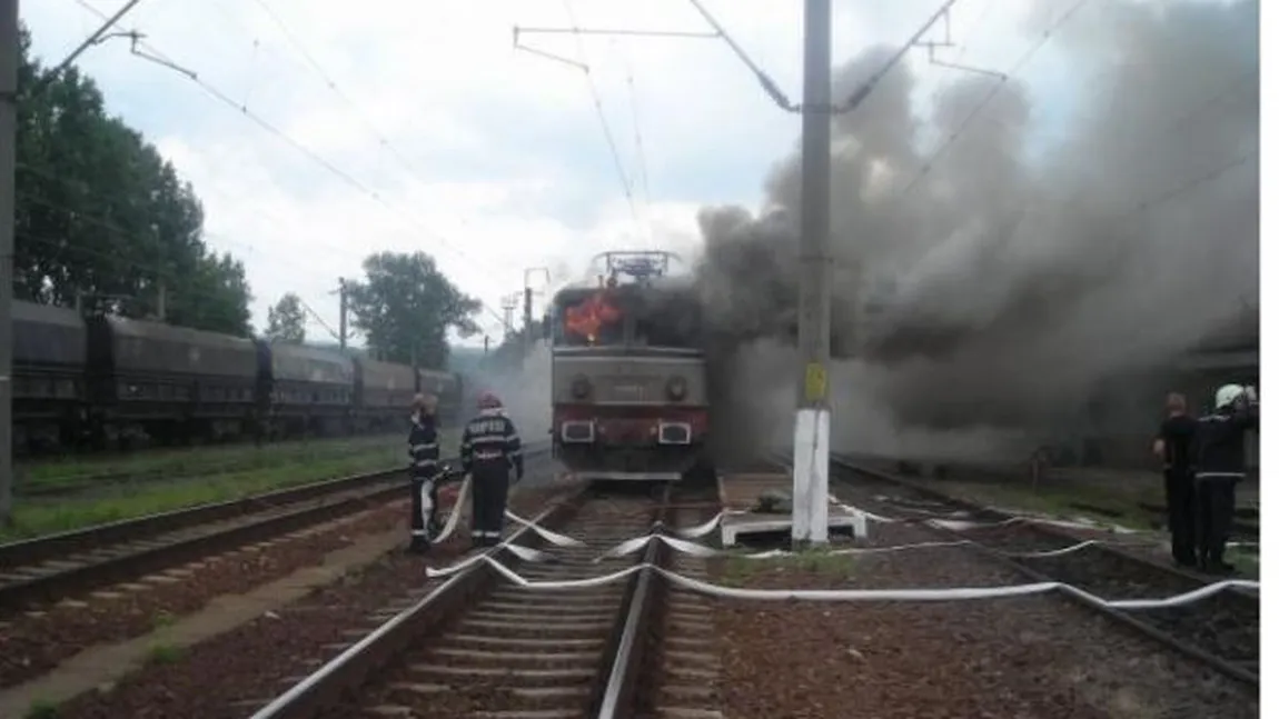 Locomotiva unui tren care tracta 27 de vagoane cu combustibil a luat foc în mers. Incendiul a fost stins după o oră