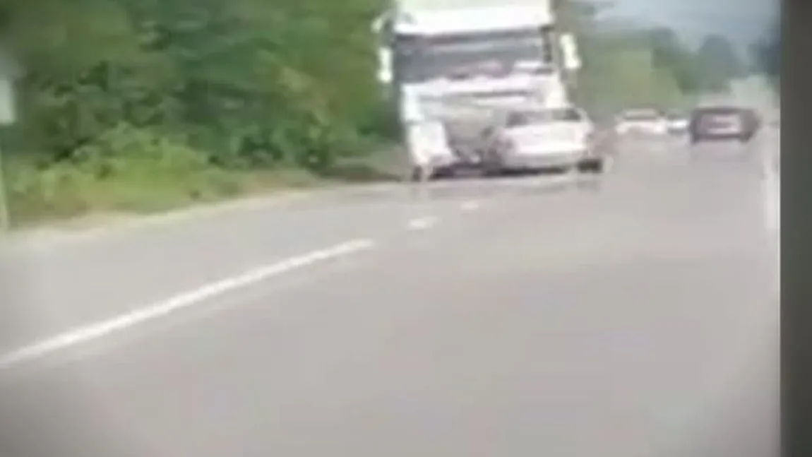 Accident şocant în Argeş. O femeie a murit, iar un bărbat este grav rănit după ce s-au lovit cu maşina de un TIR