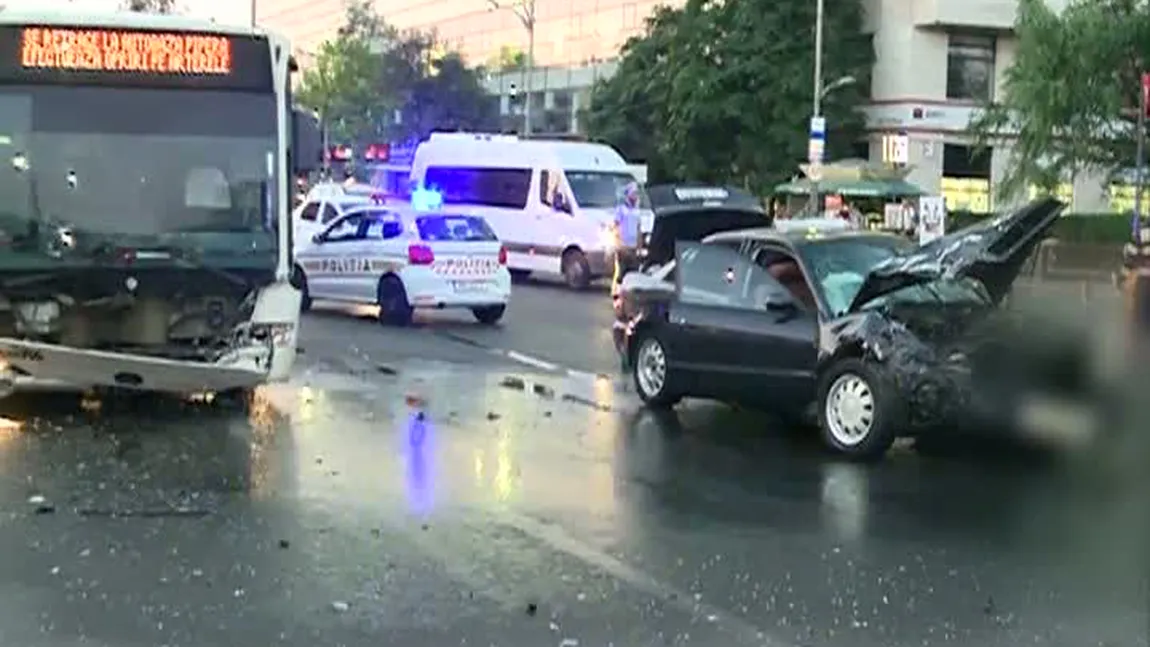 Autobuz de călători implicat într-un accident în Capitală: trei persoane au fost rănite