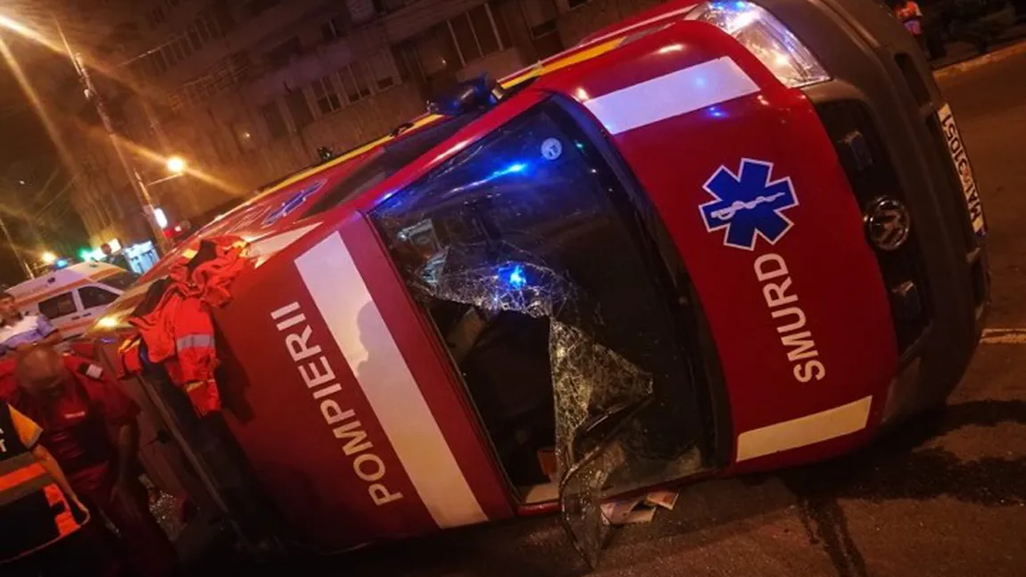 Accident grav în Constanţa. O ambulanţă care transporta un pacient s-a răsturnat