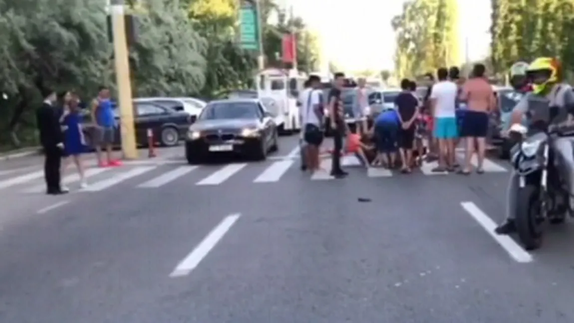 Doi adolescenţi au fost loviţi de o maşină pe o trecere de pietoni din Mamaia. UPDATE: Şoferul FUGAR a fost identificat