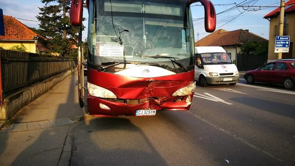 Accident la Cluj, lângă aeroport. Un autocar cu 26 de persoane a lovit un autoturism