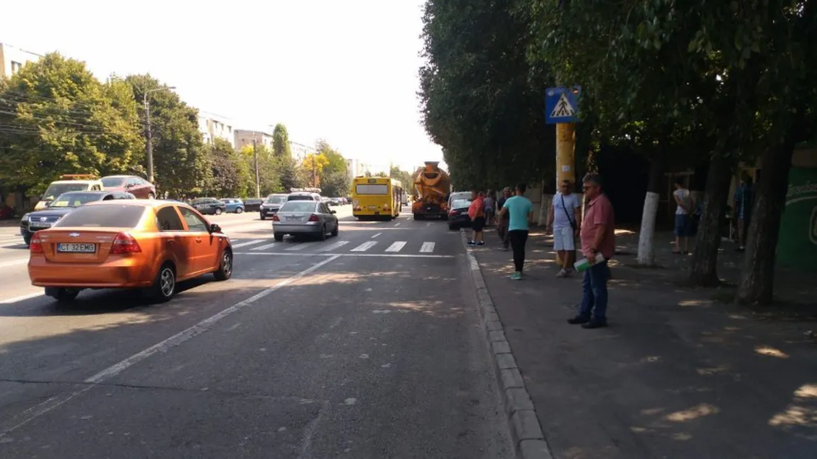 Un cărucior în care se afla un bebeluş a fost lovit de TIR pe o trecere de pietoni în Constanţa