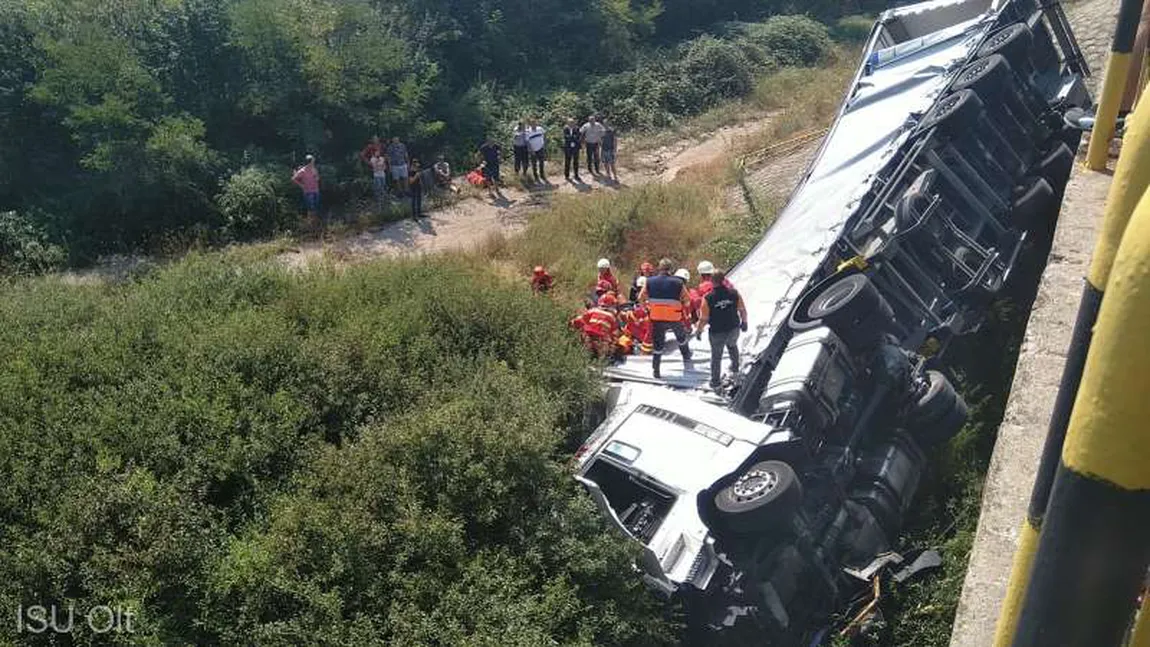 Doi cetăţeni bulgari au fost răniţi după ce TIR-ul în care se aflau s-a răsturnat pe DN 65