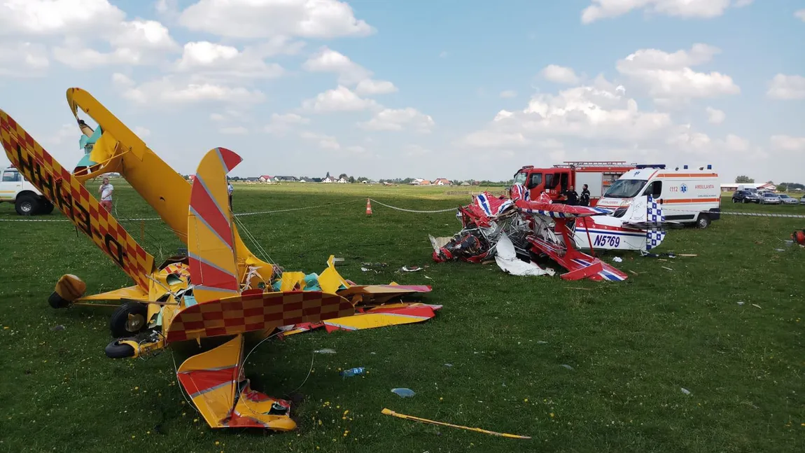 Două avioane de mici dimensiuni s-au ciocnit în zbor şi s-au prăbuşit, la Suceava. IMAGINI cu momentul CIOCNIRII