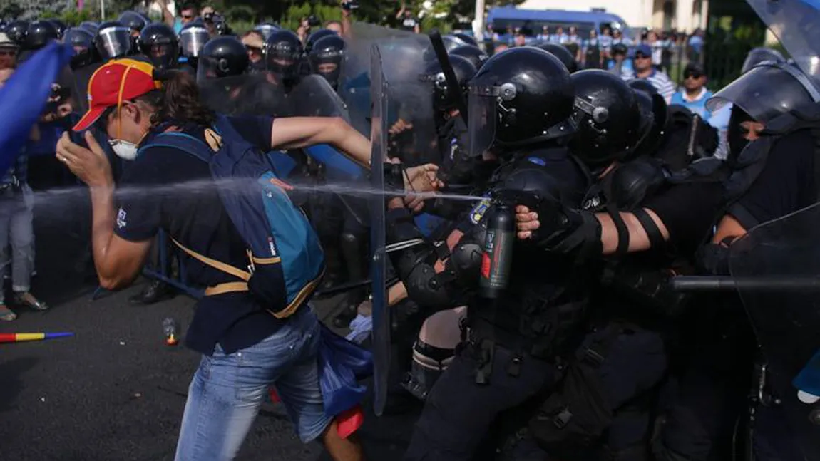 VIOLENŢE PIAŢA VICTORIEI. Peste 350 de persoane au depus plângeri