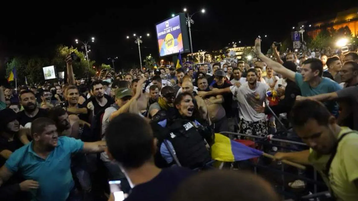 RĂSTURNARE de situaţie în cazul jandarmilor bătuţi la protestul Diasporei. Femeia jandarm şi colegul ei vor rămâne în spital