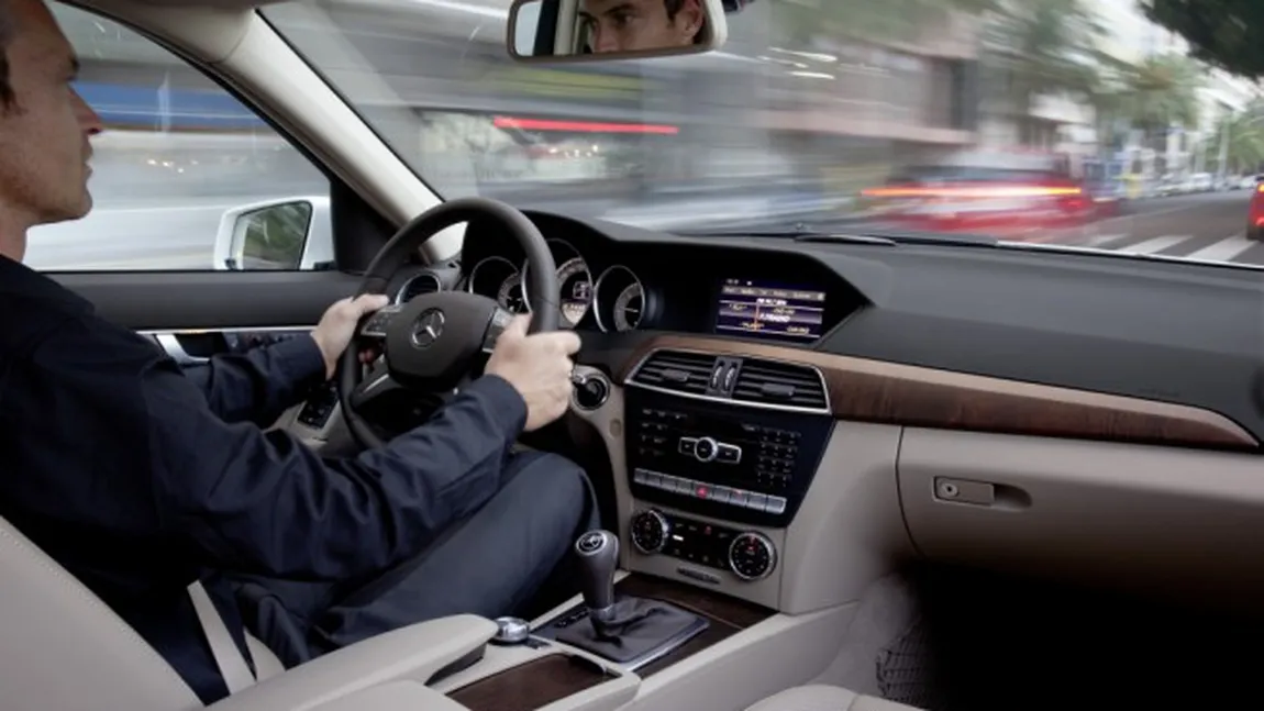 Aproape trei sferturi dintre şoferii români ascultă frecvent muzică atunci când conduc