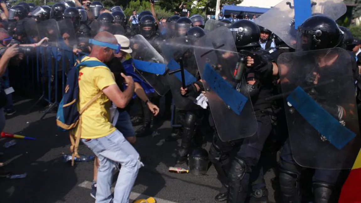 Protestatar: Un jandarm lovea mulţimea cu o bucată de gard. Mi-a spus că este stare de război şi nu am ce căuta acolo