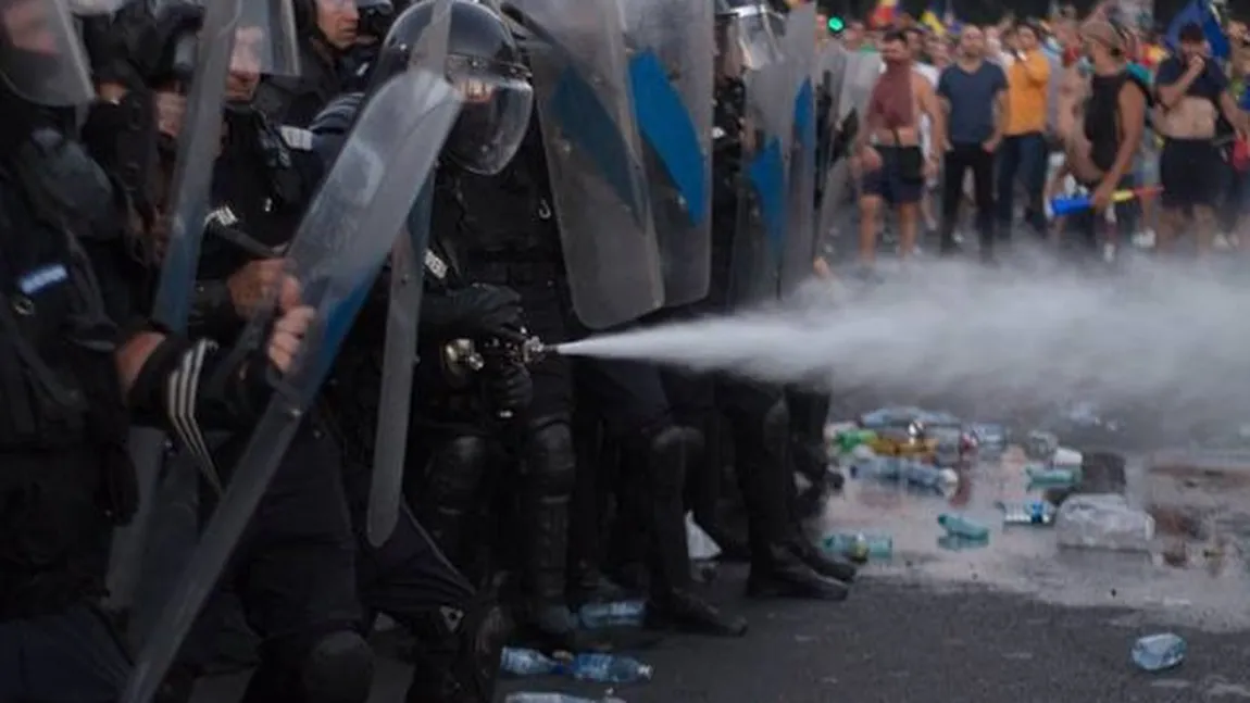 Protestatarii agresaţi de jandarmi pot depune plângeri la Parchetul Militar şi în weekend