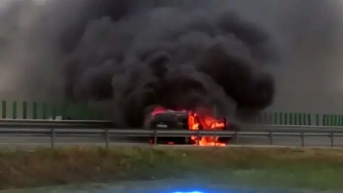 Maşină în flăcări pe Autostrada Soarelui. Circulaţia rutieră a fost întreruptă VIDEO